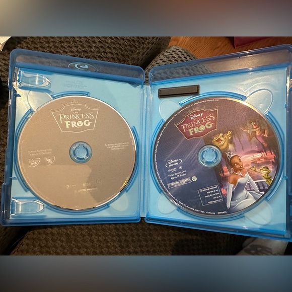 BLU-RAY DVD | Disney’s The Princess & The Frog Pre-Owned - Picture 3 of 3
